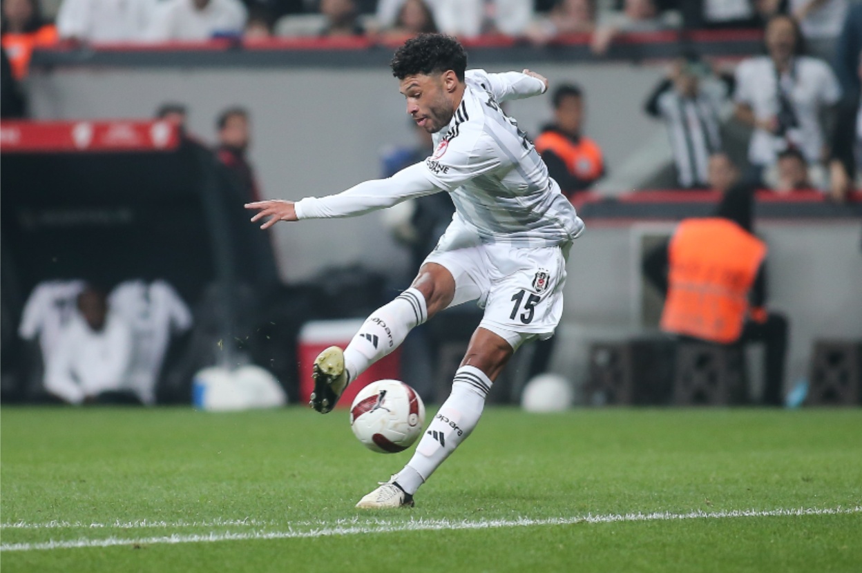 Alex Oxlade-Chamberlain's goal gave Besiktas victory over Jose Mourinho's Fenerbahce