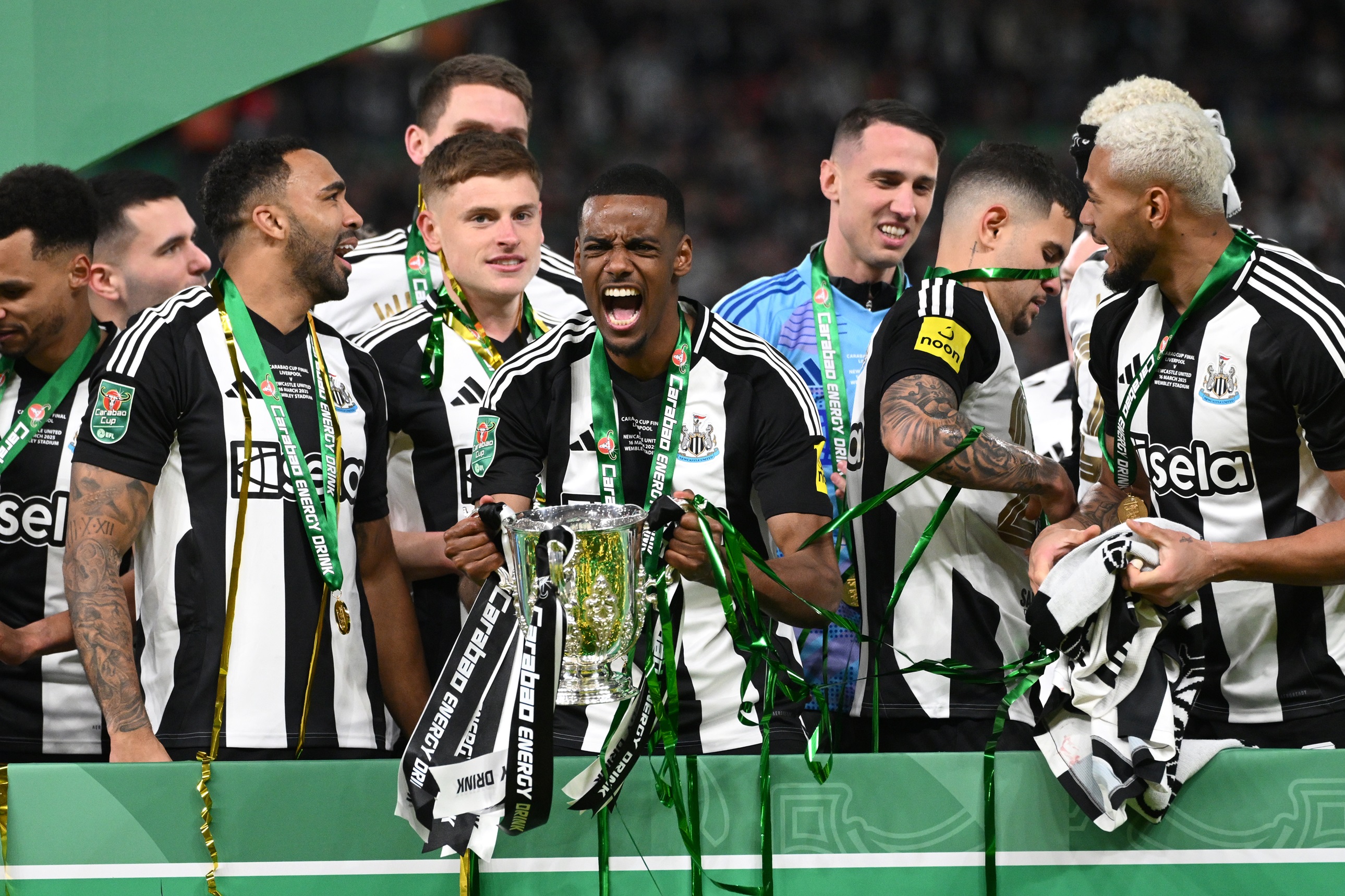 Alexander Isak holds the Carabao Cup trophy.