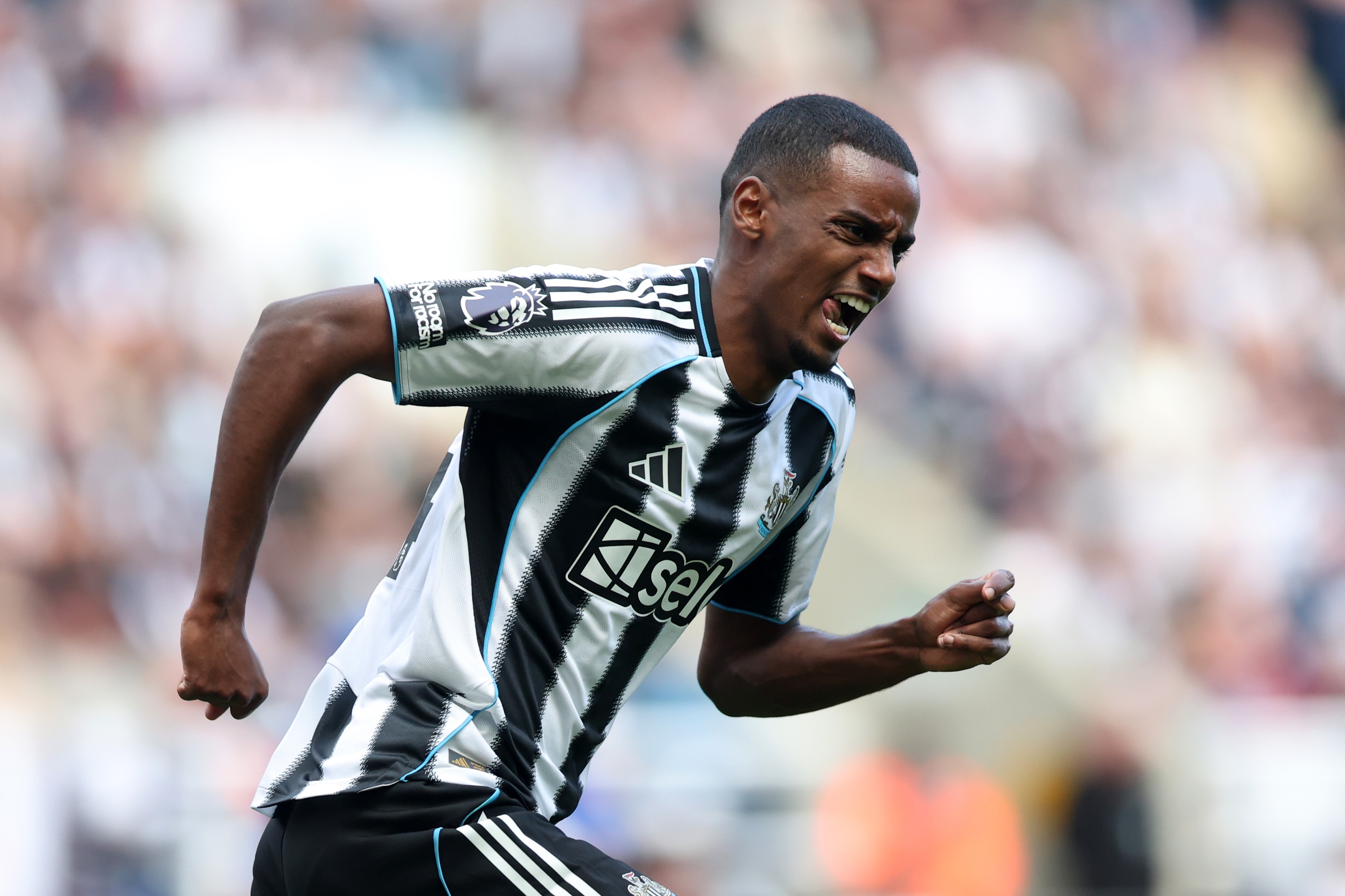 Alexander Isak runs on the pitch.