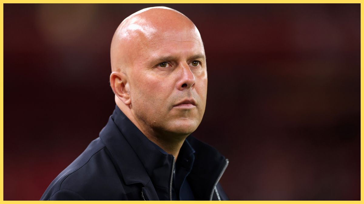 Arne Slot watches on against Southampton