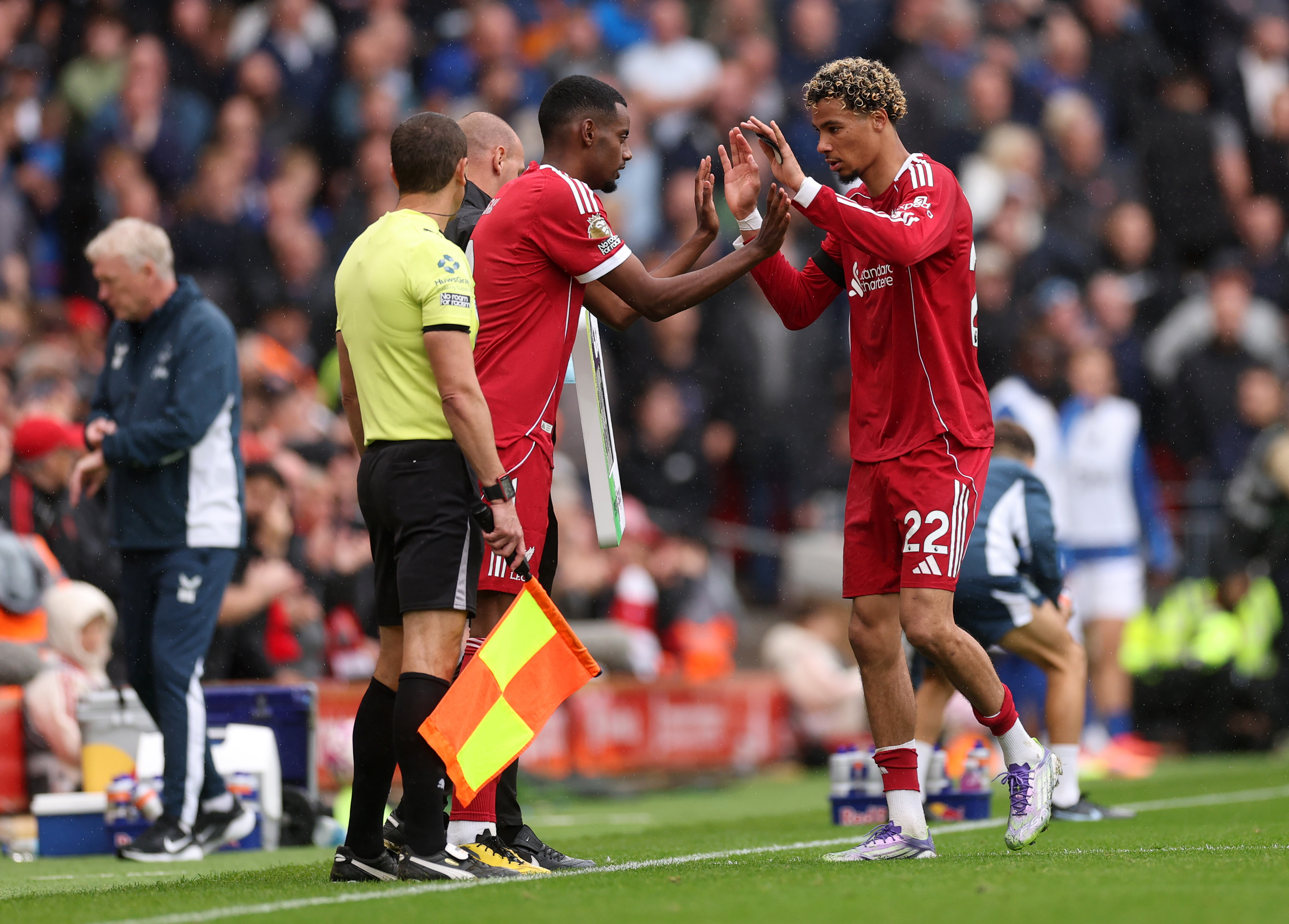 Hugo Ekitike subbed off for Alexander Isak against Everton