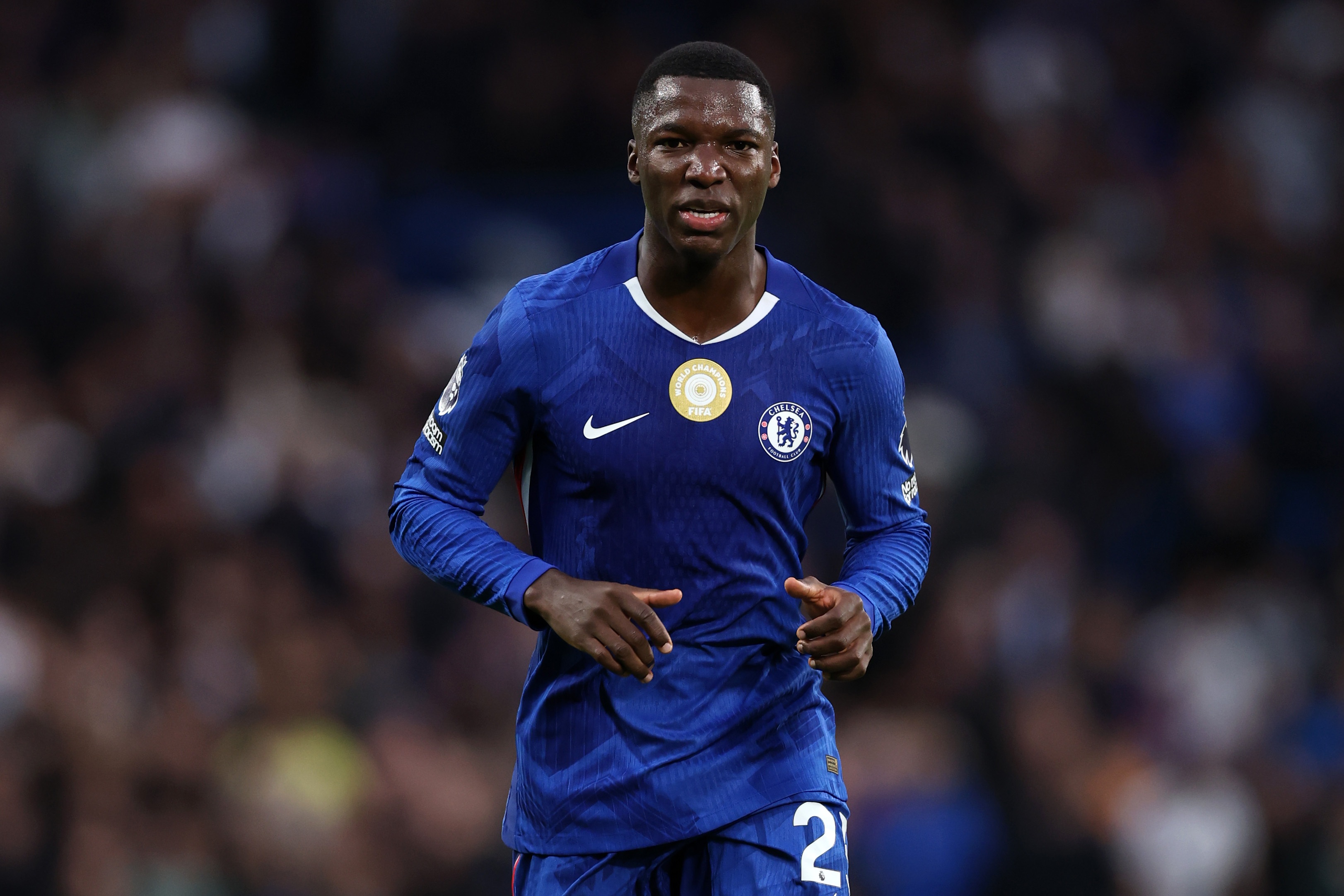 Moises Caicedo runs on the pitch during Chelsea v Liverpool game.