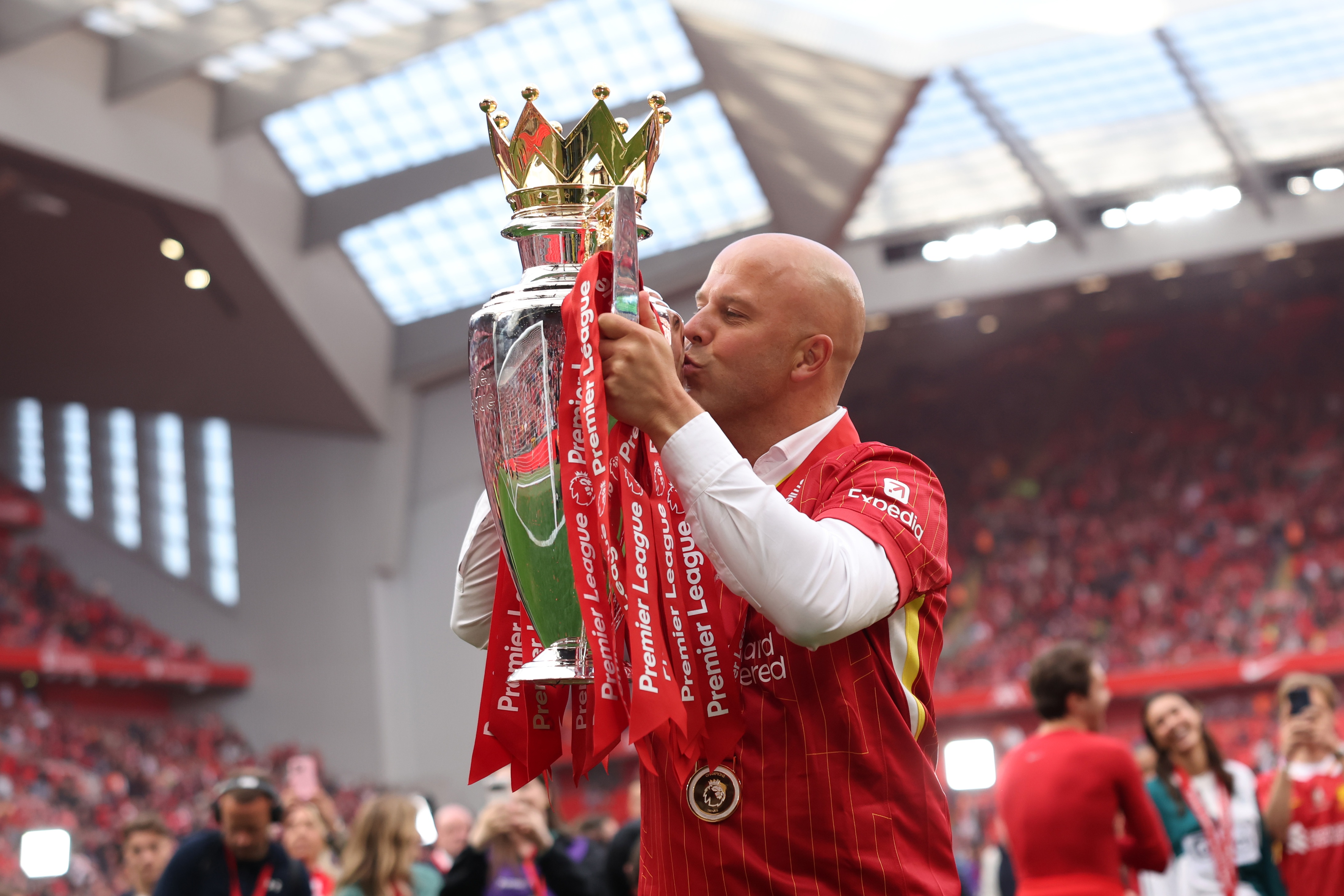 Arne Slot kisses the Premier League trophy.