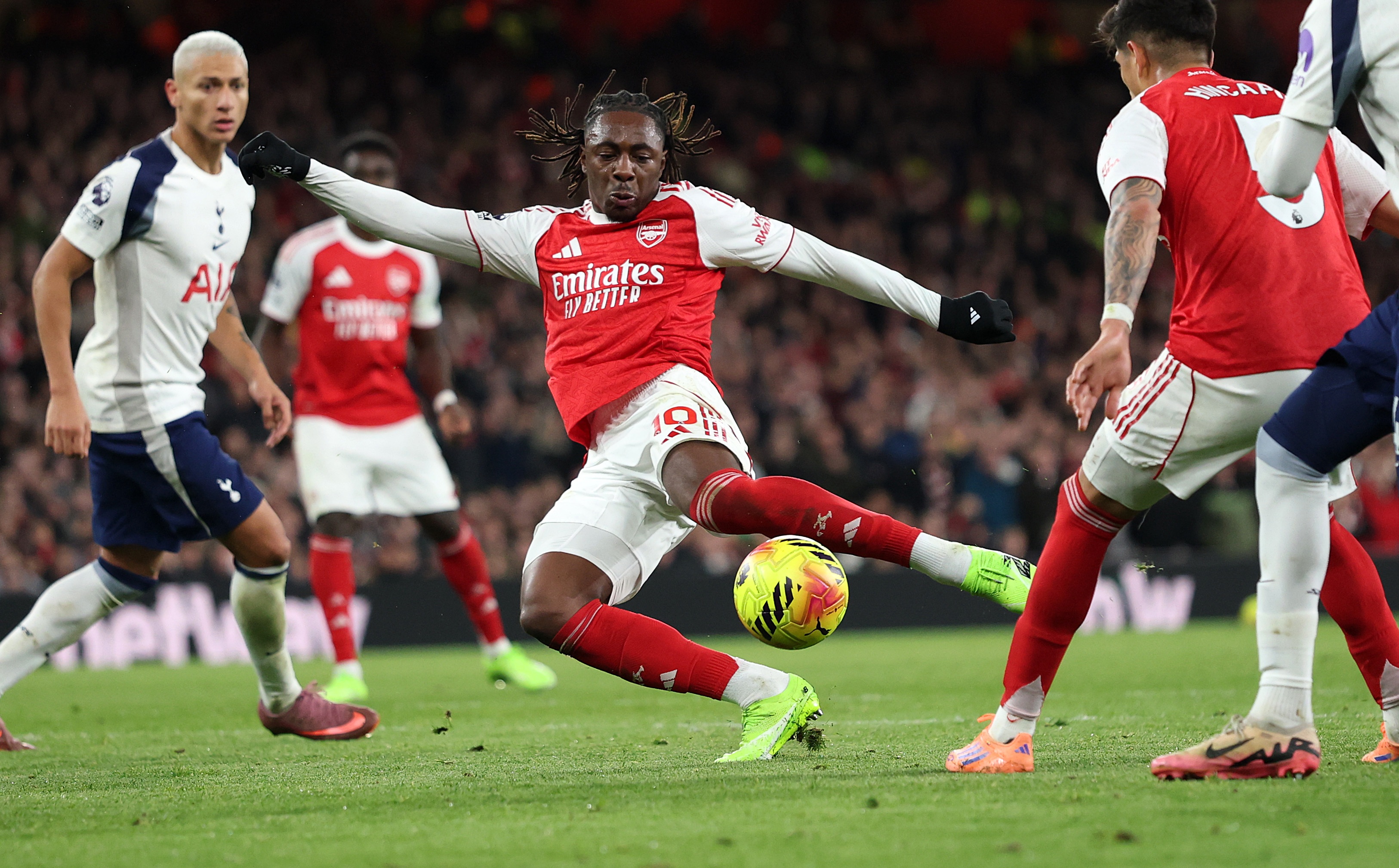 Eberechi Eze shoots the ball during Arsenal game.