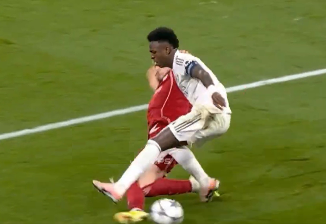 Conor Bradley dispossesses Vinicius Junior with a perfectly timed challenge