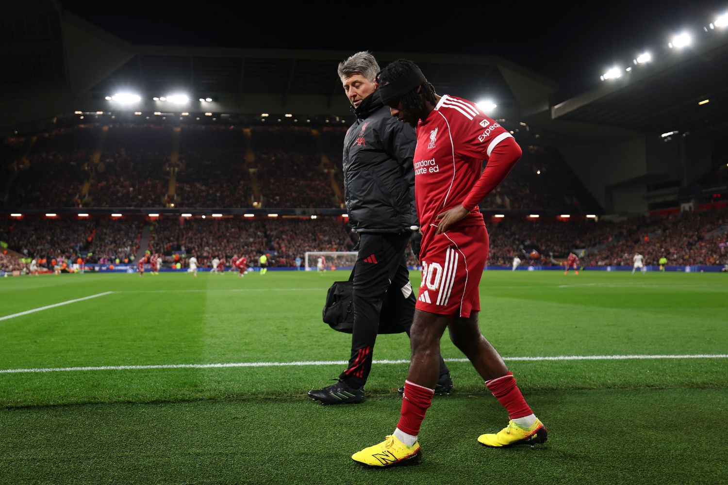 Jeremie Frimpong walks off injured against Qarabag