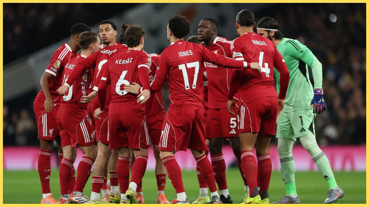 Liverpool players form a pre-match huddle