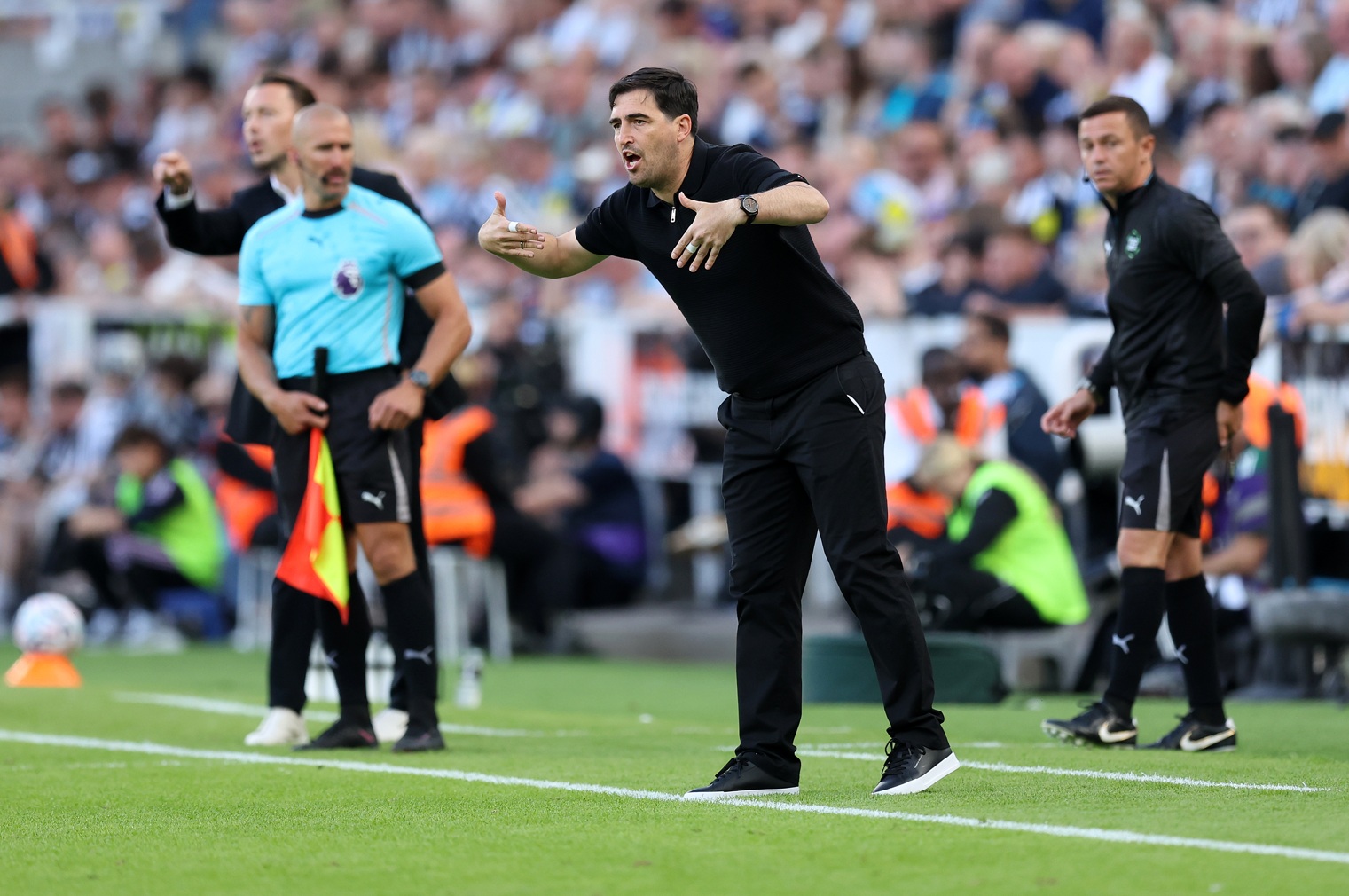 Andoni Iraola shouts instructions to his Liverpool players
