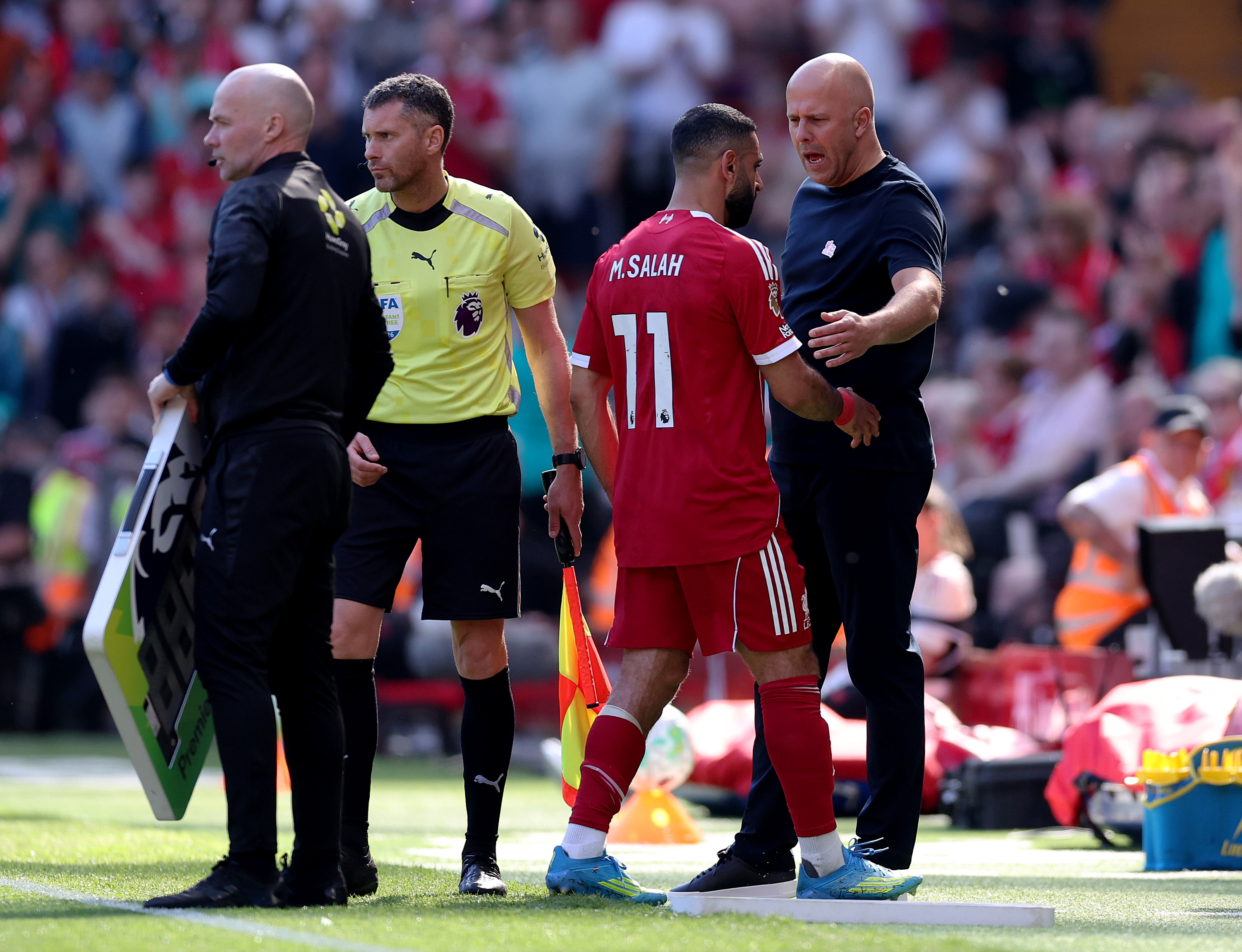 Arne Slot addresses Mo Salah after substituting the then-Liverpool winger