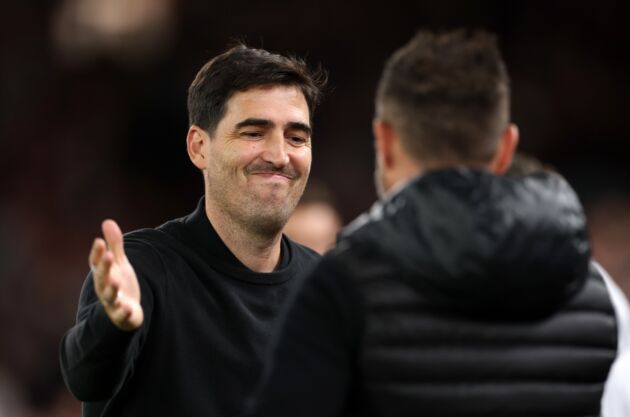 Andoni Iraola greets Roberto De Zebi before Liverpool's Carabao Cup match against Spurs