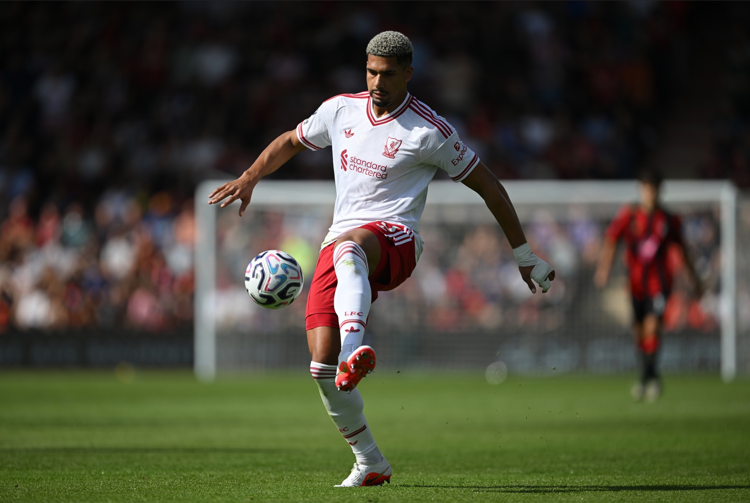 Ronald Araujo controls the ball