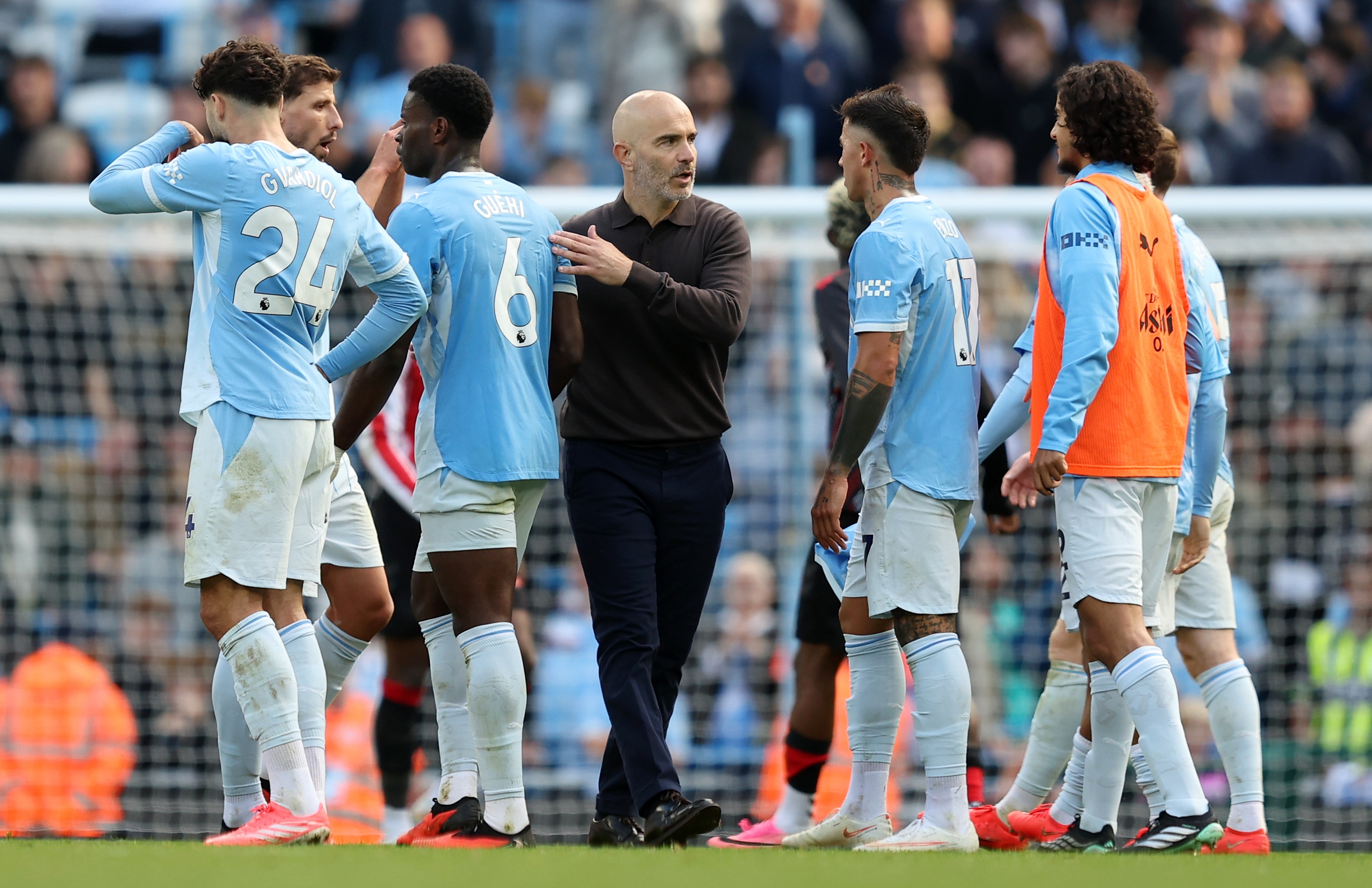 Enzo Maresca speaks with his Manchester City players.