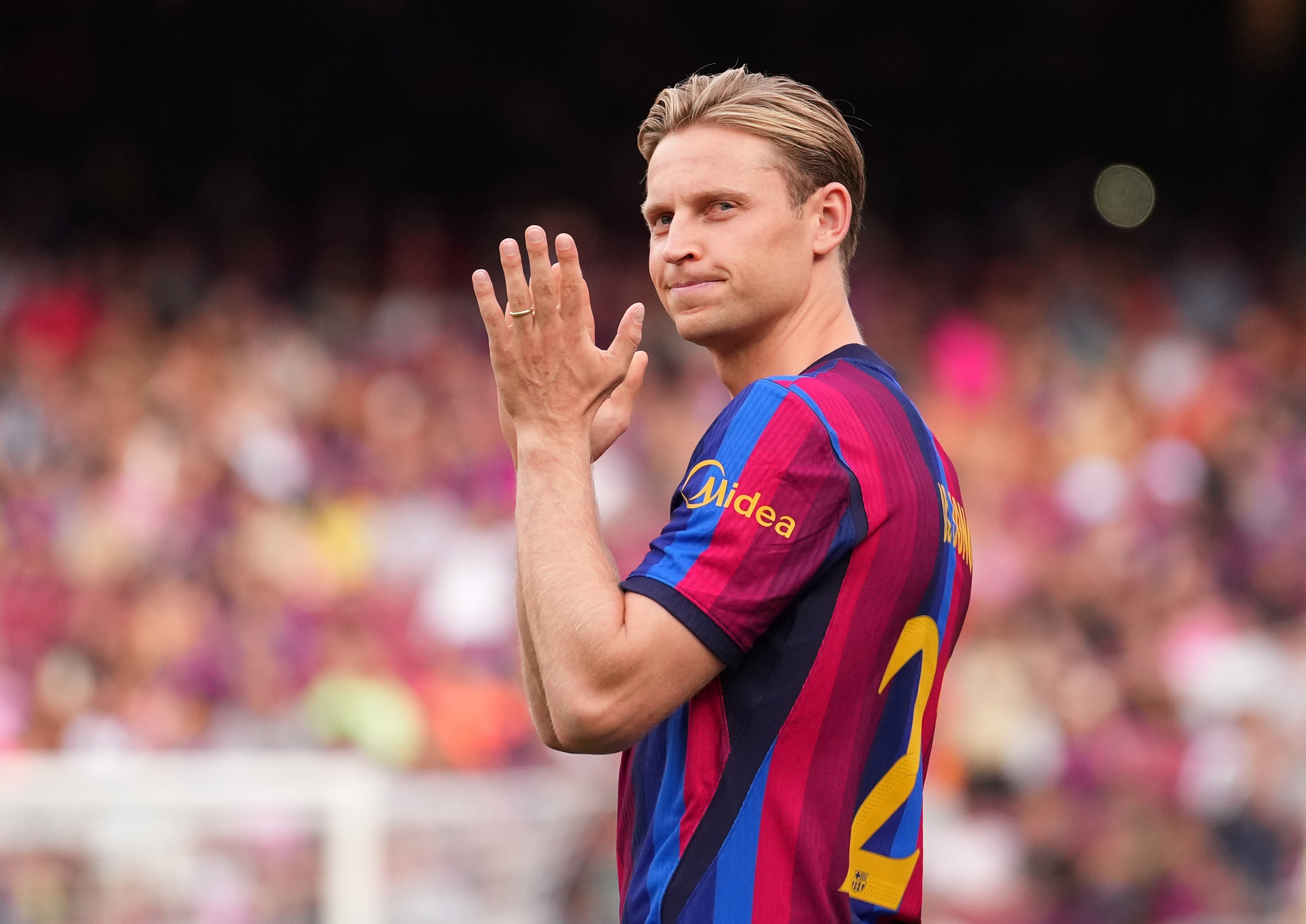 Barcelona midfielder Frenkie De Jong claps his hands.