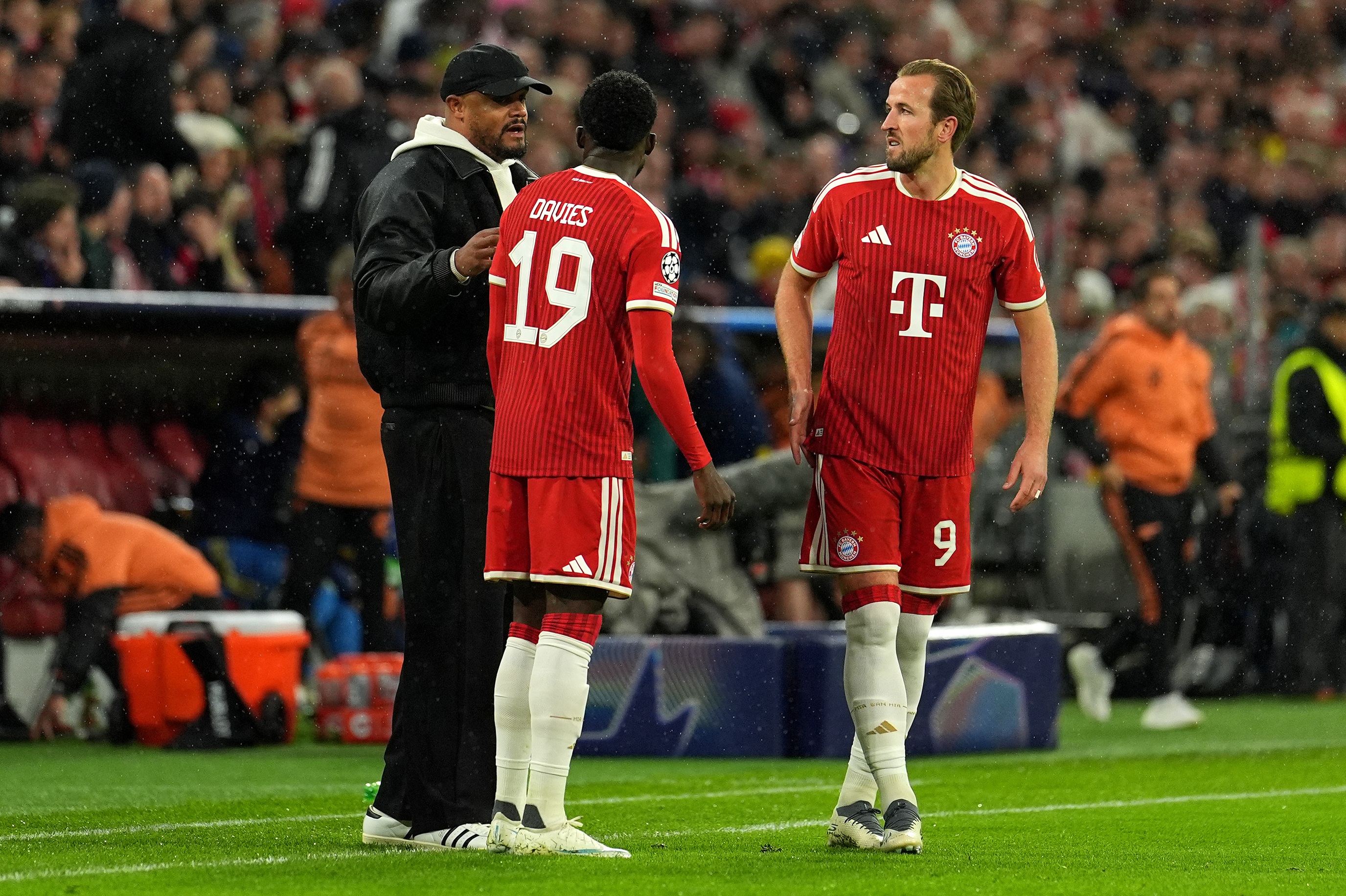 Vincent Kompany speaks to Bayern players.