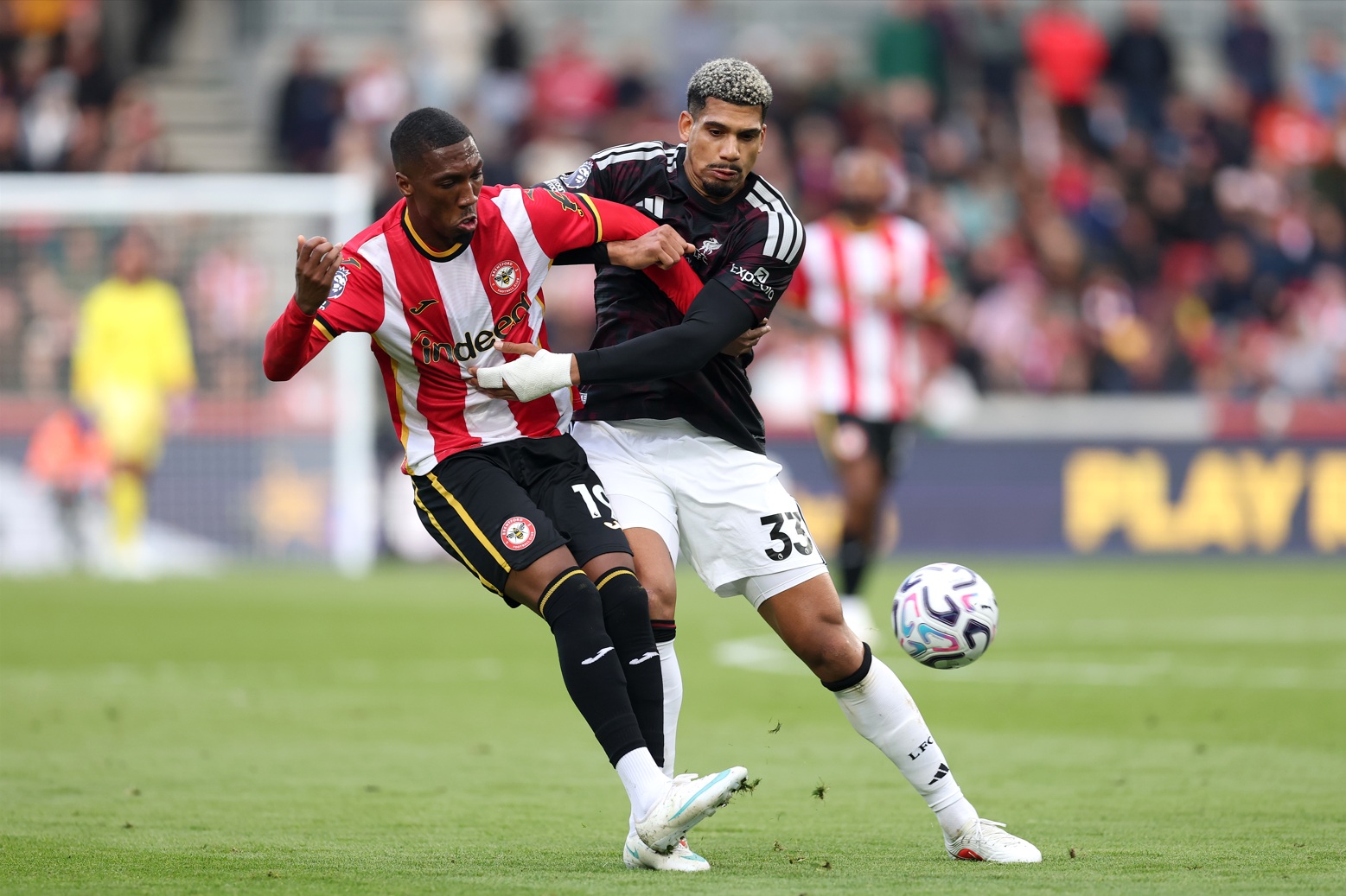 Ronald Araujo and Jaidon Anthony tussle for possession