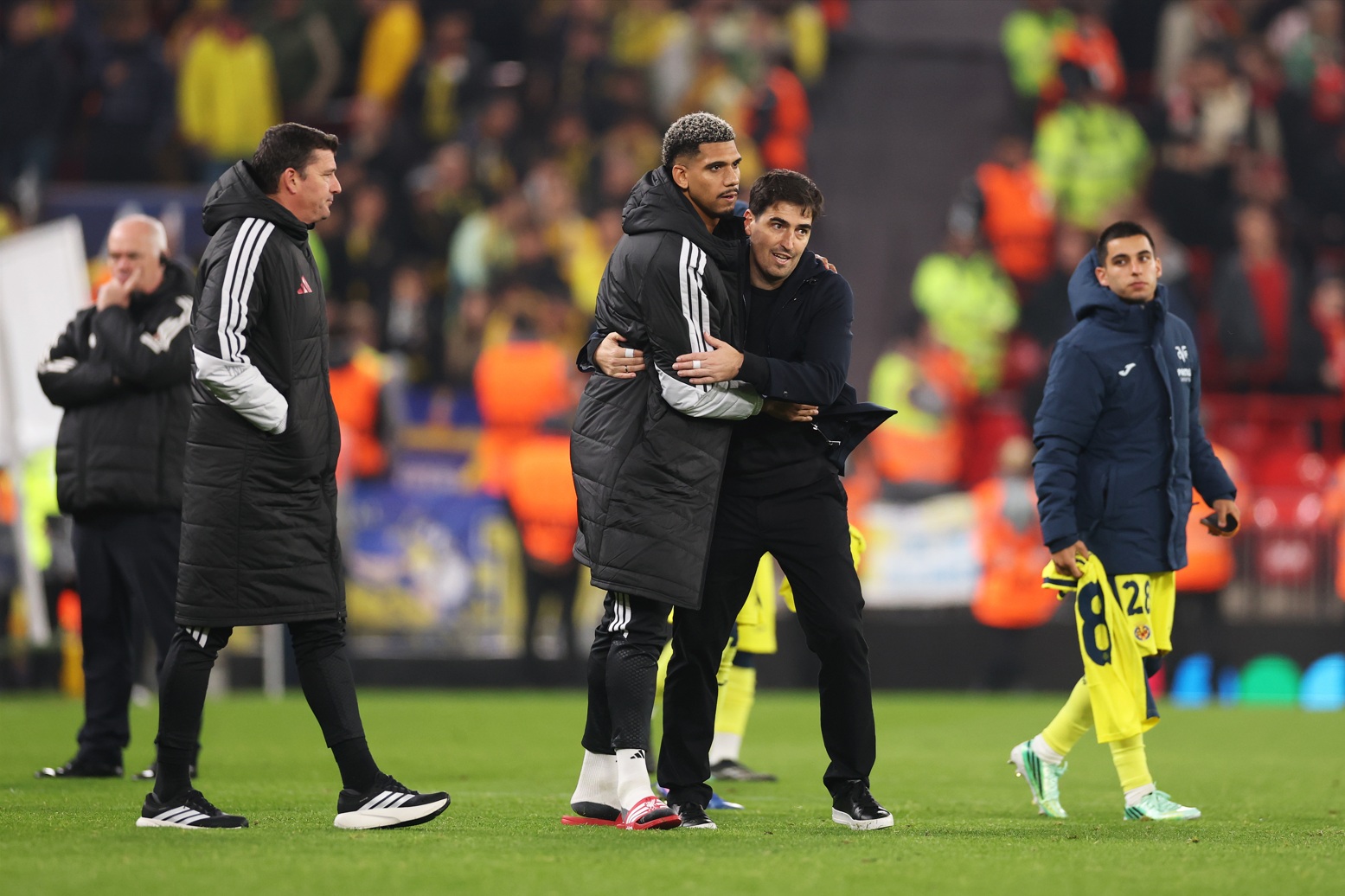 Andoni Iraola embraces Ronald Araujo after Liverpool's win over Villarreal