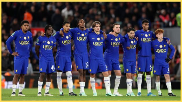 Chelsea players form a huddle during the penalty shootout against Liverpool
