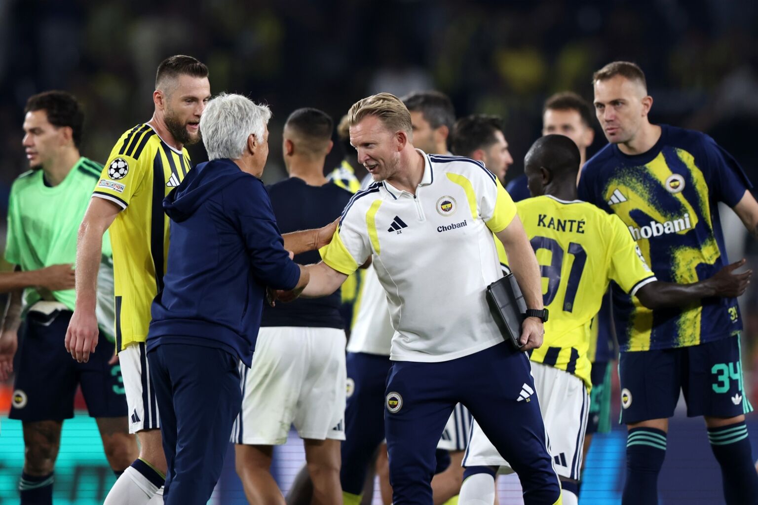 Dirk Kuyt shakes hands with Gian Piero Gasperini