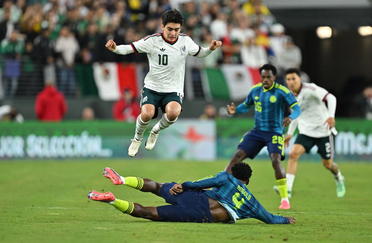Gilberto Mora hurdles a challenge from Alvaro Angulo