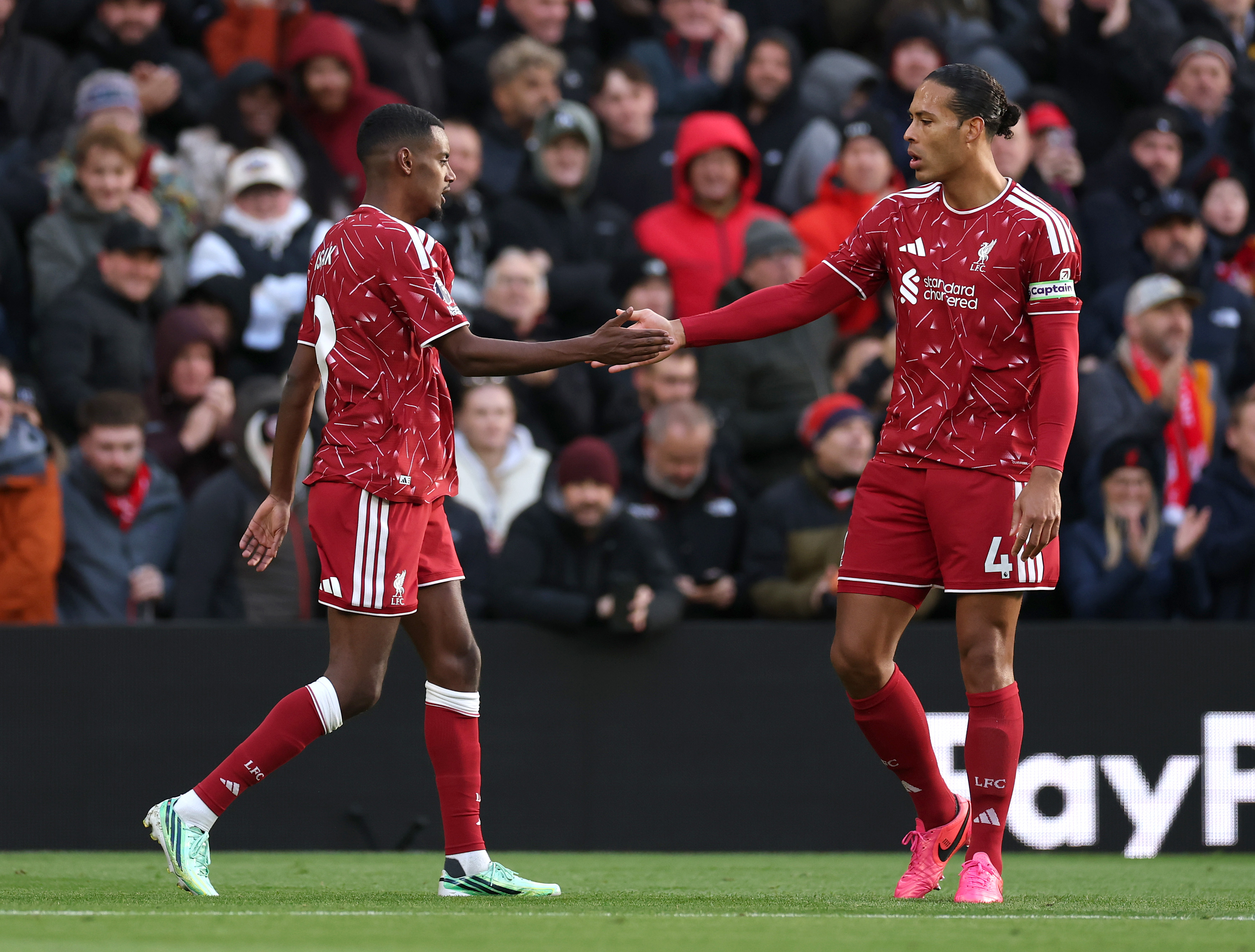 Alexander Isak shakes hands with Liverpool teammate Virgil van Dijk