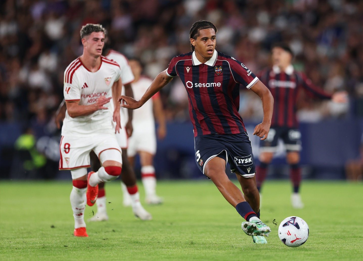 Ifeanyi Ndukwe plays a pass during Levante's draw against Sevilla
