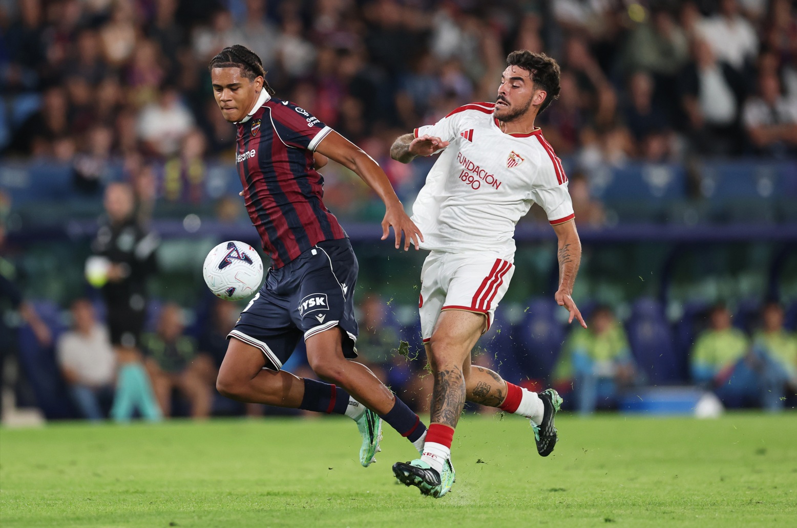 Ifeanyi Ndukwe attempts to get away from Isaac Romero
