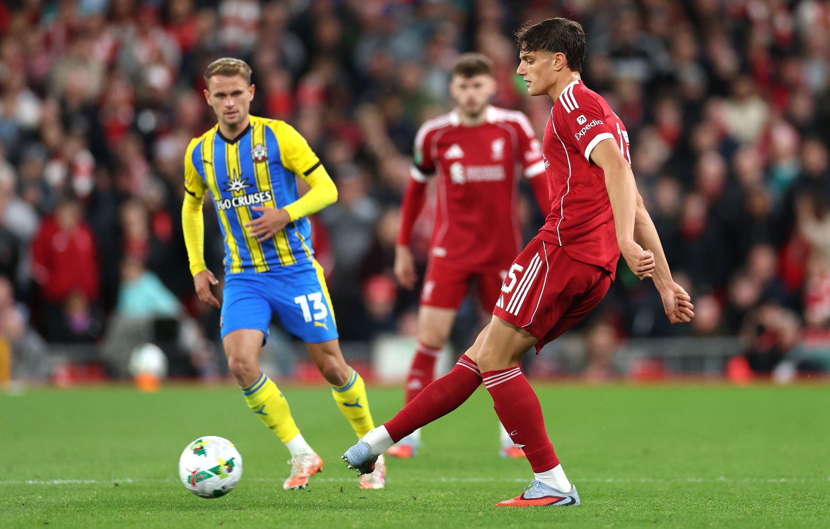 Giovanni Leoni passes the ball